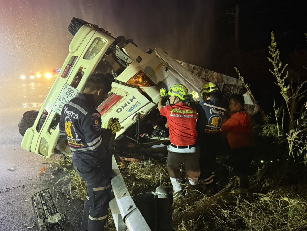 681223ขอนแก่น ระทึกช่วยเหลือคนขับรถบรรทุกอ้อยพลิกคว่ำแก๊สรั่ว