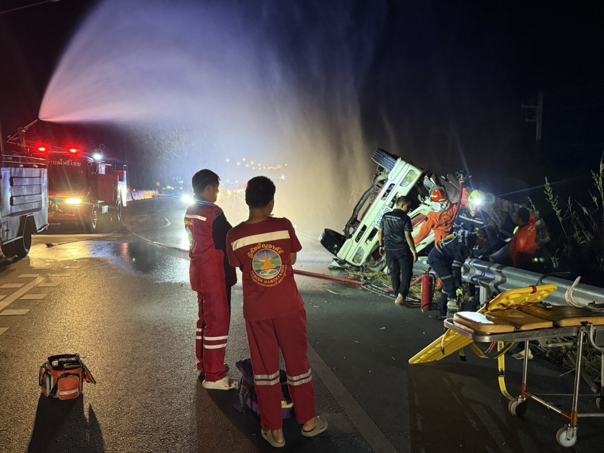 681223ขอนแก่น ระทึกช่วยเหลือคนขับรถบรรทุกอ้อยพลิกคว่ำแก๊สรั่ว