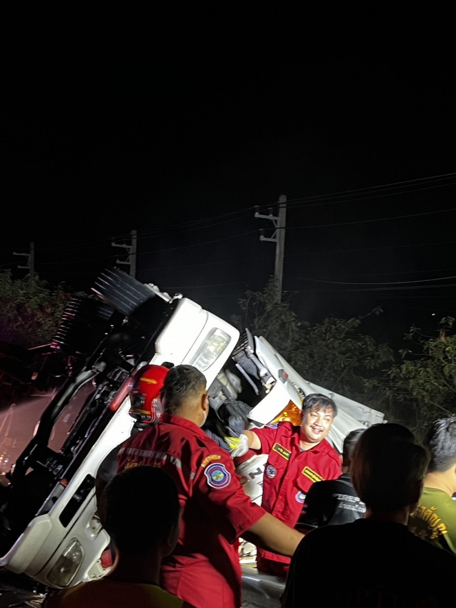 681223ขอนแก่น ระทึกช่วยเหลือคนขับรถบรรทุกอ้อยพลิกคว่ำแก๊สรั่ว