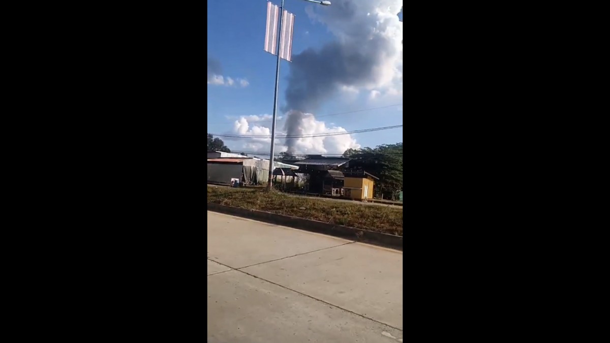 ---สุรินทร์-ปืนใหญ่ไทย ยิงถล่ม อาคารบ่อนกาสิโนไฟไหม้ควันโขมง รอบที่ 4 คาดยิงทำลายรถยิงจรวด BM-21 ที่ทหารเขมรเอาซุกในอาคาร ส่วนชายแดนตาควาย-ตาเมือนธม เขมรเงียบช่วงบ่าย ไทยยิงใส่ต่อเนื่อง หลังยิงจรวด BM-21 เข้ามา 3-4 ระลอก ในช่วงครึ่งวันเช้า