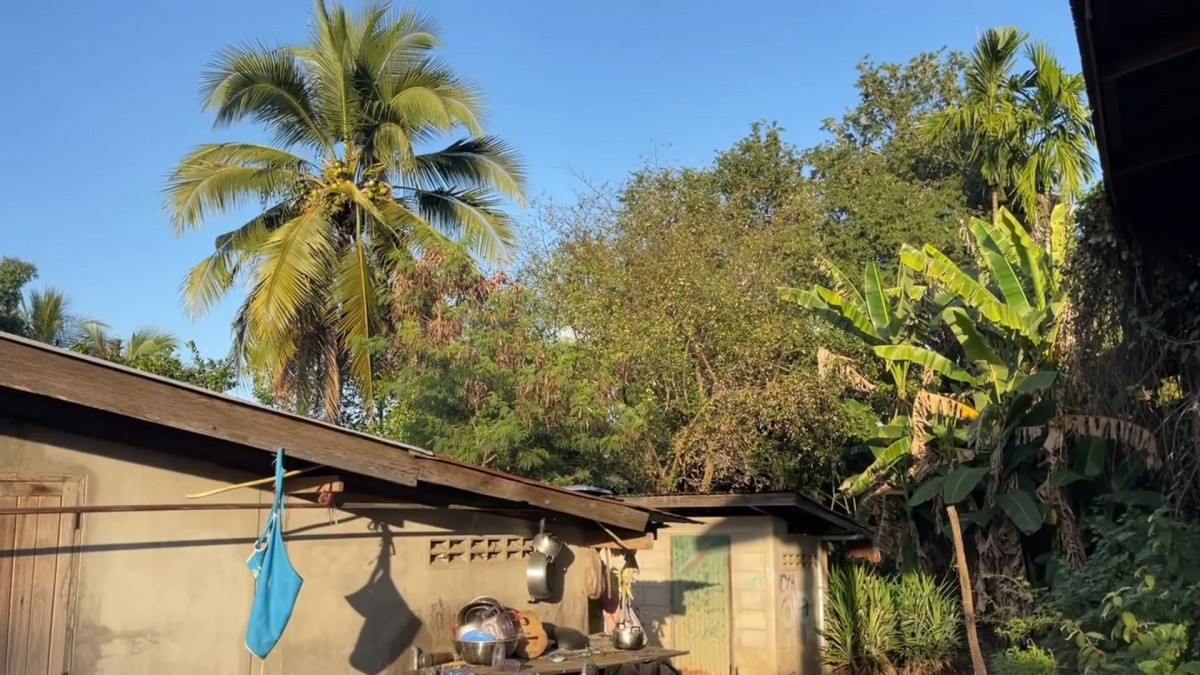 -สุรินทร์- ชีวิตคนชายแดน อาศัยท่อลอดถนน หลบกระสุนเขมร อพยพไปไหนไม่ได้ต้องอยู่ดูแลบ้านและสัตว์เลี้ยงตนเองและบ้านข้างเคียง อยากให้พื้นที่สงบโดยเร็ว จะได้ทำมาหากินกันได้ปกติ ไม่เชื่อฮุน เซน ไม่มีทางหยุดยิง ขณะที่หน้าแนวยังปะทะต่อเนื่อง