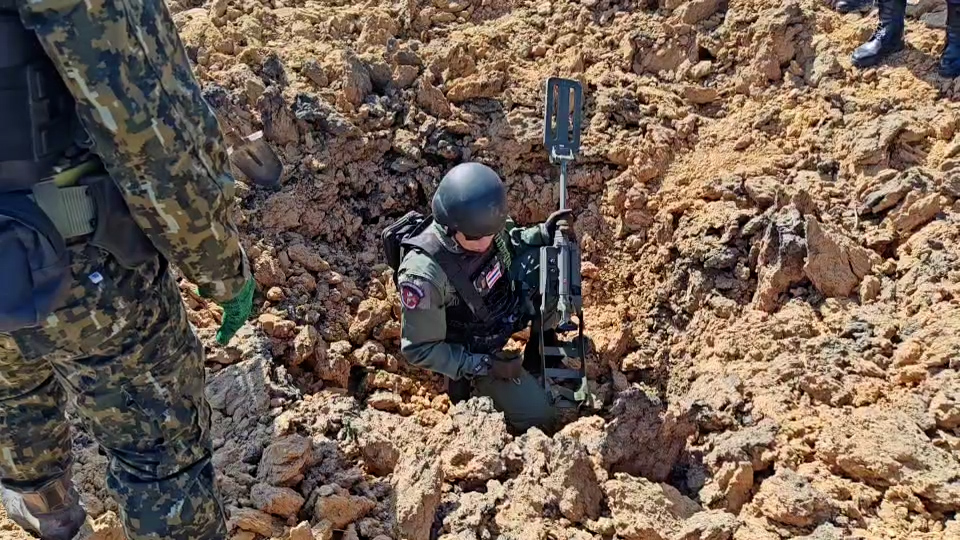 สุรินทร์- -ชาวบ้านรอดตายหวุดหวิด จากลูกกระสุน BM-21 ตกรอบบ้าน 13 ลูก ขณะที่ ชุด EOD ลงพื้นที่ตรวจสอบกระสุนพบ 47 ลูก ยังไม่ทำงาน อีก 2 ลูก