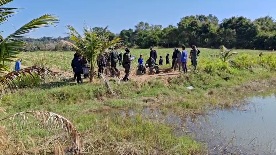 สุรินทร์- -ชาวบ้านรอดตายหวุดหวิด จากลูกกระสุน BM-21 ตกรอบบ้าน 13 ลูก ขณะที่ ชุด EOD ลงพื้นที่ตรวจสอบกระสุนพบ 47 ลูก ยังไม่ทำงาน อีก 2 ลูก