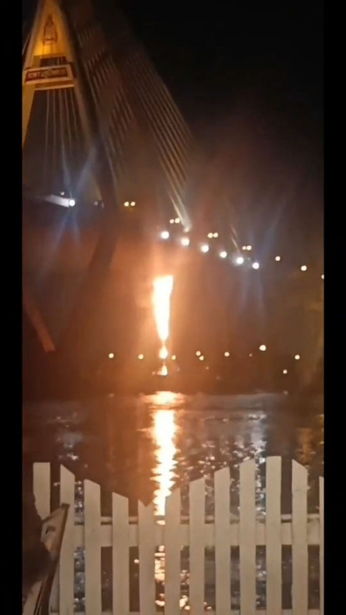 ระทึกไฟไหม้ท่อยางระบายน้ำตอม่อสะพานภูมิพล 2 ระดมรถดับเพลิงกว่า 10 คัน ใช้เวลากว่า 1 ชั่วโมง