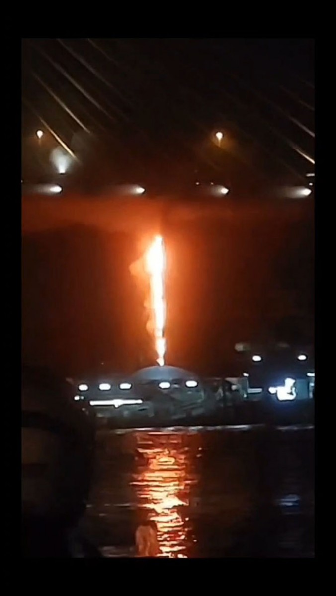 ระทึกไฟไหม้ท่อยางระบายน้ำตอม่อสะพานภูมิพล 2 ระดมรถดับเพลิงกว่า 10 คัน ใช้เวลากว่า 1 ชั่วโมง