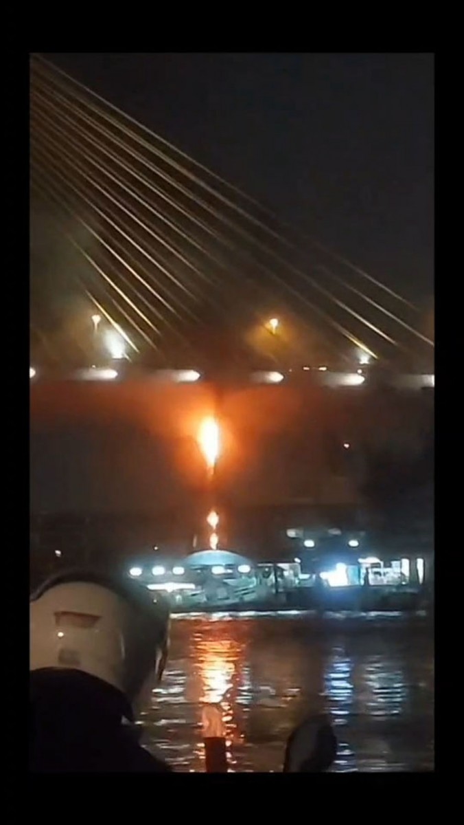 ระทึกไฟไหม้ท่อยางระบายน้ำตอม่อสะพานภูมิพล 2 ระดมรถดับเพลิงกว่า 10 คัน ใช้เวลากว่า 1 ชั่วโมง