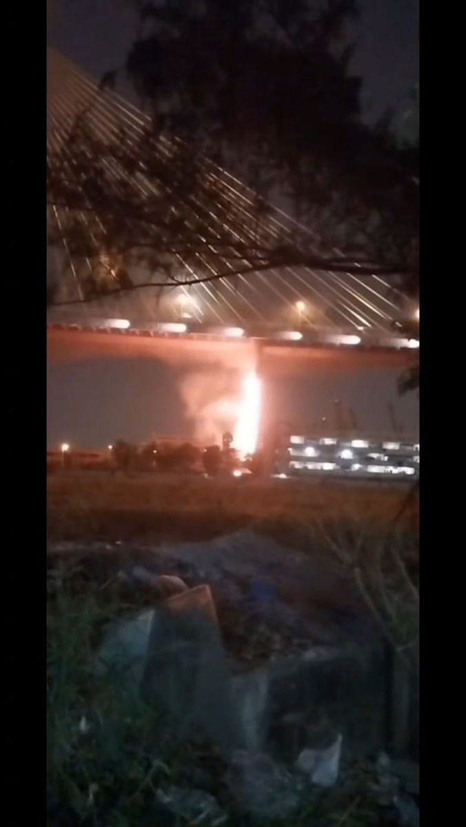 ระทึกไฟไหม้ท่อยางระบายน้ำตอม่อสะพานภูมิพล 2 ระดมรถดับเพลิงกว่า 10 คัน ใช้เวลากว่า 1 ชั่วโมง