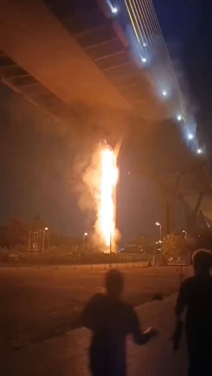 ระทึกไฟไหม้ท่อยางระบายน้ำตอม่อสะพานภูมิพล 2 ระดมรถดับเพลิงกว่า 10 คัน ใช้เวลากว่า 1 ชั่วโมง