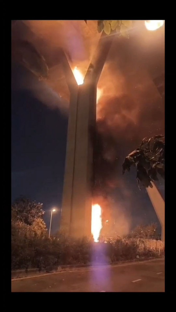 ระทึกไฟไหม้ท่อยางระบายน้ำตอม่อสะพานภูมิพล 2 ระดมรถดับเพลิงกว่า 10 คัน ใช้เวลากว่า 1 ชั่วโมง