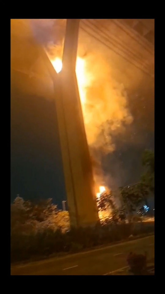 ระทึกไฟไหม้ท่อยางระบายน้ำตอม่อสะพานภูมิพล 2 ระดมรถดับเพลิงกว่า 10 คัน ใช้เวลากว่า 1 ชั่วโมง