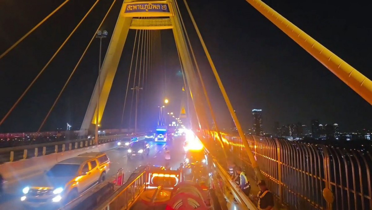 ระทึกไฟไหม้ท่อยางระบายน้ำตอม่อสะพานภูมิพล 2 ระดมรถดับเพลิงกว่า 10 คัน ใช้เวลากว่า 1 ชั่วโมง