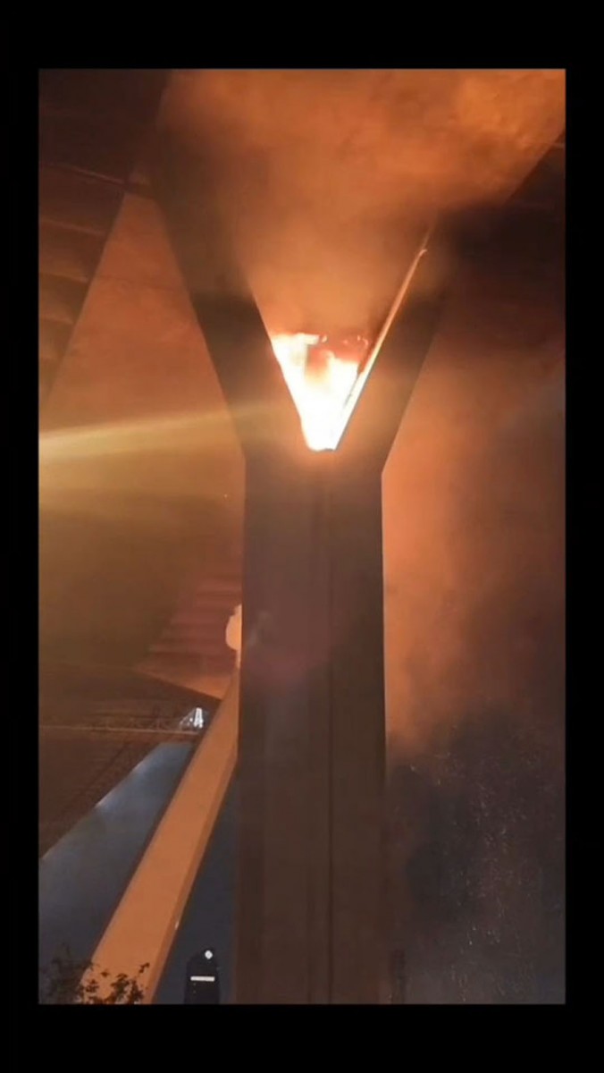 ระทึกไฟไหม้ท่อยางระบายน้ำตอม่อสะพานภูมิพล 2 ระดมรถดับเพลิงกว่า 10 คัน ใช้เวลากว่า 1 ชั่วโมง