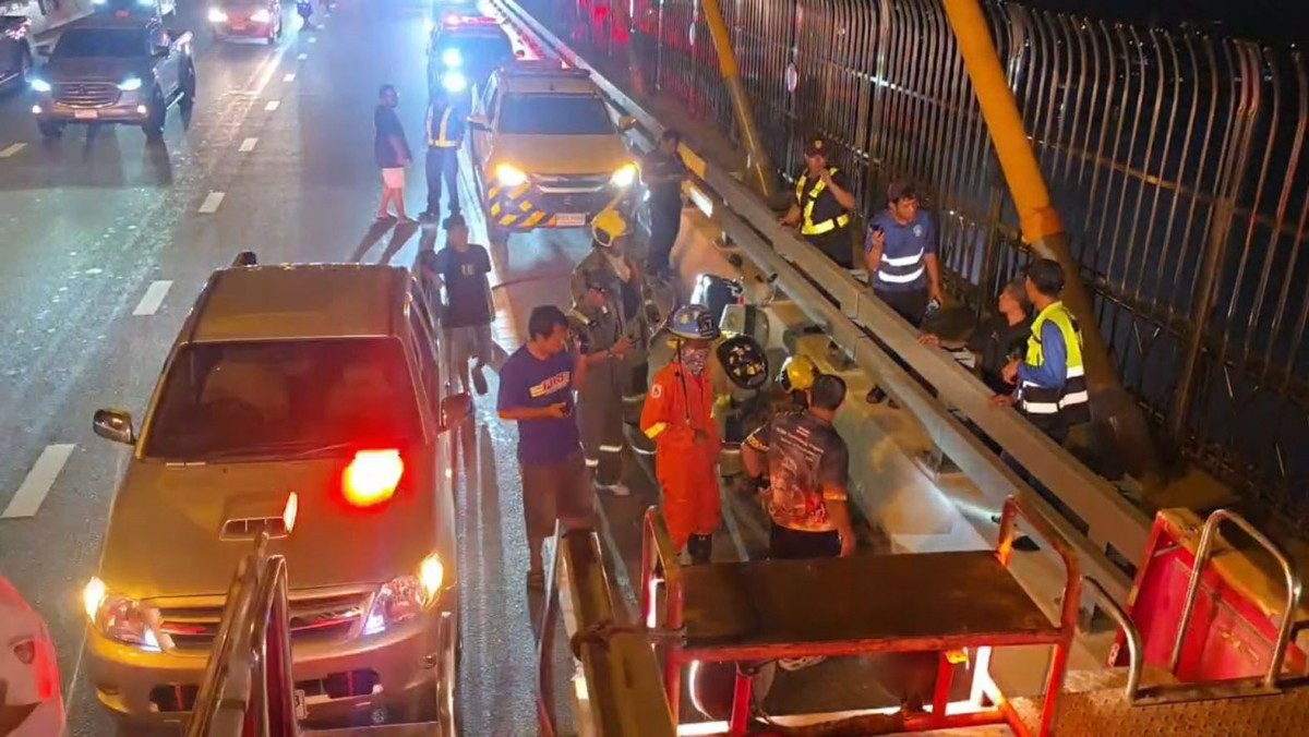 ระทึกไฟไหม้ท่อยางระบายน้ำตอม่อสะพานภูมิพล 2 ระดมรถดับเพลิงกว่า 10 คัน ใช้เวลากว่า 1 ชั่วโมง