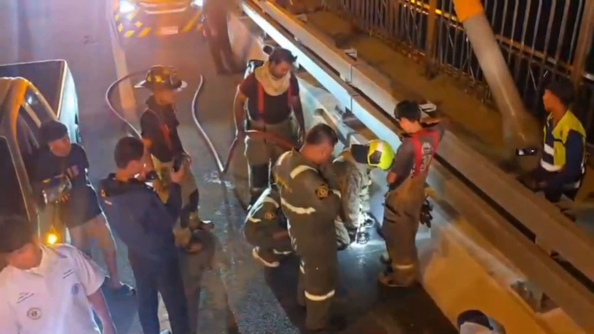 ระทึกไฟไหม้ท่อยางระบายน้ำตอม่อสะพานภูมิพล 2 ระดมรถดับเพลิงกว่า 10 คัน ใช้เวลากว่า 1 ชั่วโมง