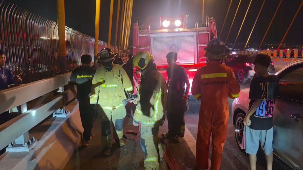 ระทึกไฟไหม้ท่อยางระบายน้ำตอม่อสะพานภูมิพล 2 ระดมรถดับเพลิงกว่า 10 คัน ใช้เวลากว่า 1 ชั่วโมง