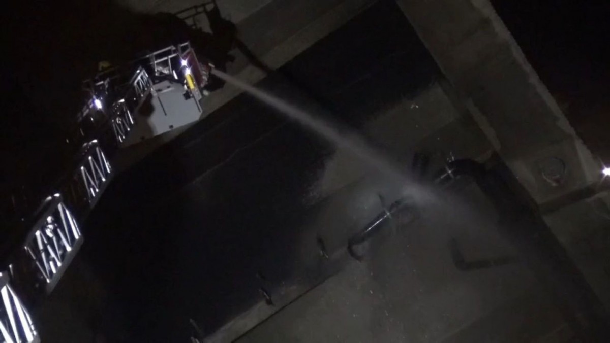 ระทึกไฟไหม้ท่อยางระบายน้ำตอม่อสะพานภูมิพล 2 ระดมรถดับเพลิงกว่า 10 คัน ใช้เวลากว่า 1 ชั่วโมง