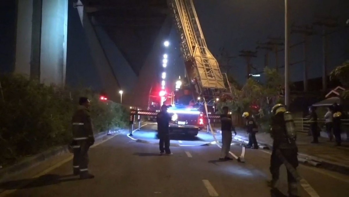 ระทึกไฟไหม้ท่อยางระบายน้ำตอม่อสะพานภูมิพล 2 ระดมรถดับเพลิงกว่า 10 คัน ใช้เวลากว่า 1 ชั่วโมง