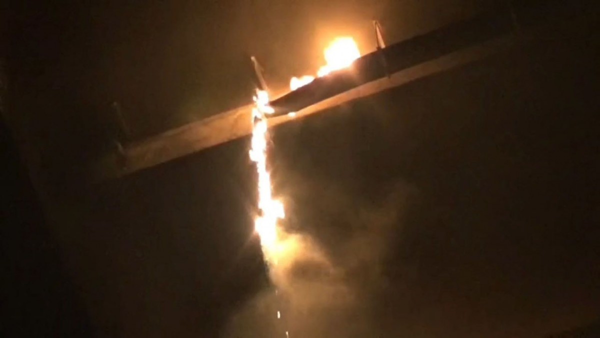 ระทึกไฟไหม้ท่อยางระบายน้ำตอม่อสะพานภูมิพล 2 ระดมรถดับเพลิงกว่า 10 คัน ใช้เวลากว่า 1 ชั่วโมง