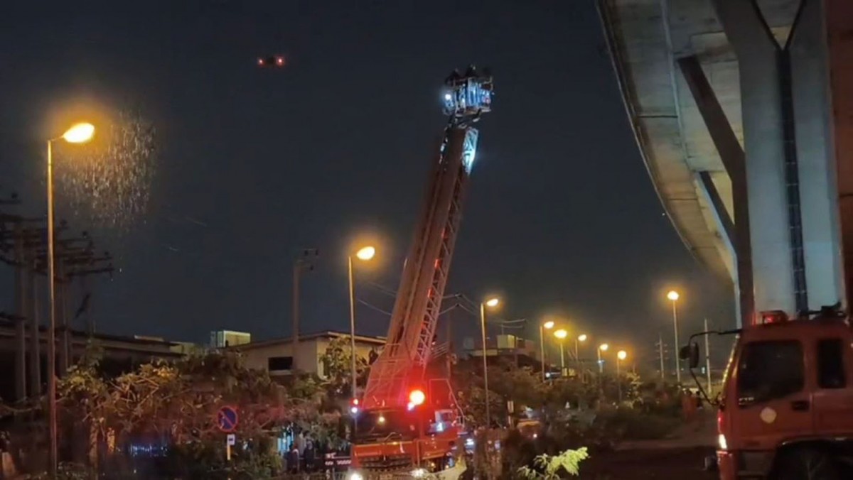 ระทึกไฟไหม้ท่อยางระบายน้ำตอม่อสะพานภูมิพล 2 ระดมรถดับเพลิงกว่า 10 คัน ใช้เวลากว่า 1 ชั่วโมง