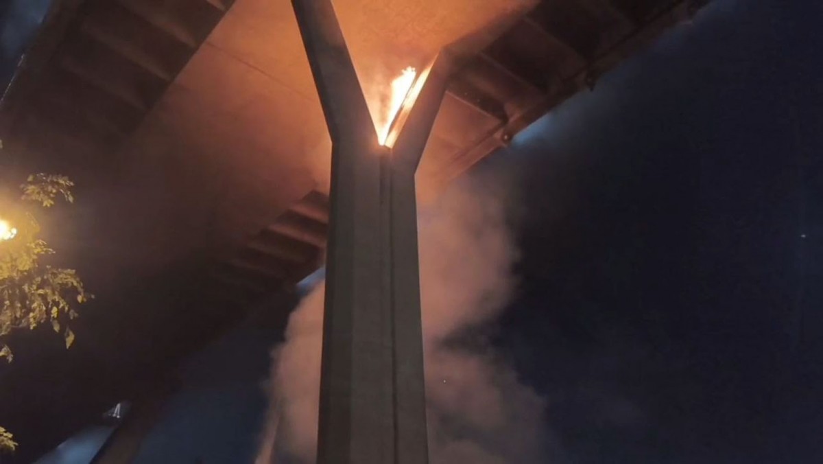 ระทึกไฟไหม้ท่อยางระบายน้ำตอม่อสะพานภูมิพล 2 ระดมรถดับเพลิงกว่า 10 คัน ใช้เวลากว่า 1 ชั่วโมง