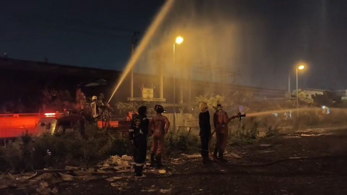 ระทึกไฟไหม้ท่อยางระบายน้ำตอม่อสะพานภูมิพล 2 ระดมรถดับเพลิงกว่า 10 คัน ใช้เวลากว่า 1 ชั่วโมง