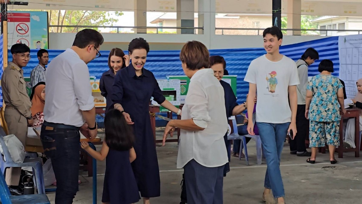 นนทบุรี ศุภจี สุธรรมพันธุ์ พาครอบครัวเข้าคูหา ใช้สิทธิ์เลือกตั้ง 69 ย้ำทุกเสียงมีความหมาย พร้อมเชิญชวนประชาชนออกมาใช้สิทธิ์