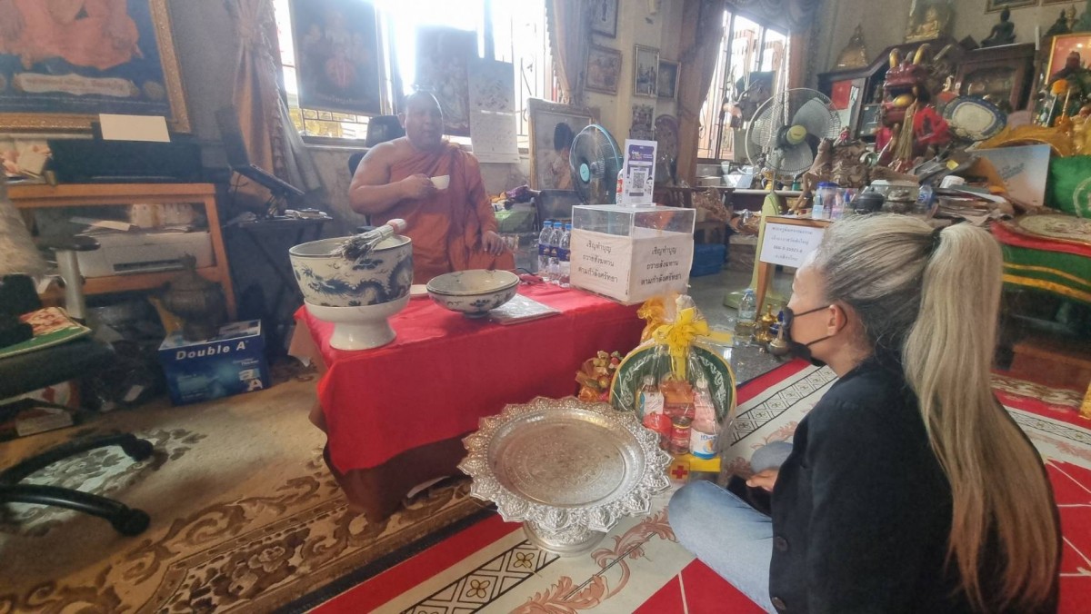 นนทบุรี คลิป วงการผ้าเหลืองฉาว เปิดศึกแย่งกันจะเอาภิกขุเป็นผัว จากกรณีผู้ใช้เฟซบุ๊กรายหนึ่ง โพสต์คลิป 2 สาวเปิดศึกปะทะคารม ปมสัมพันธ์เจ้าคณะตำบลบางขนุน เจ้าอาวาสวัดสักใหญ่ เหตุเกิดเมื่อวันศุกร์ที่ 6 ก.พ. 69 ที่ผ่านมา เมื่อวันที่ 19 ก.พ. 2569 ผู้สื่อข่าวลง