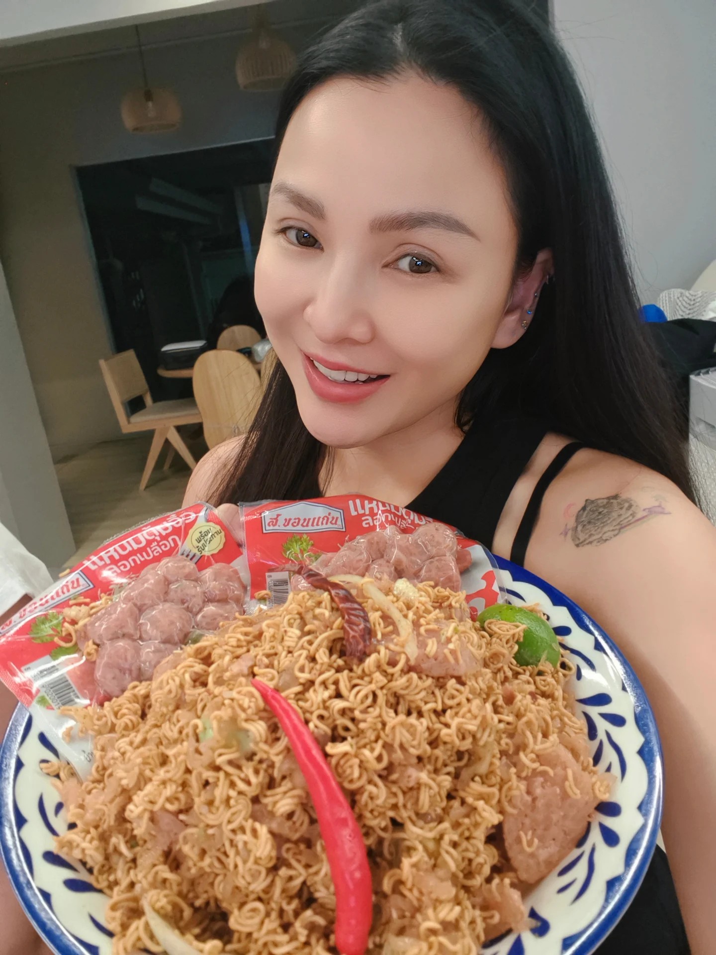 แคนดี้ รากแก่น