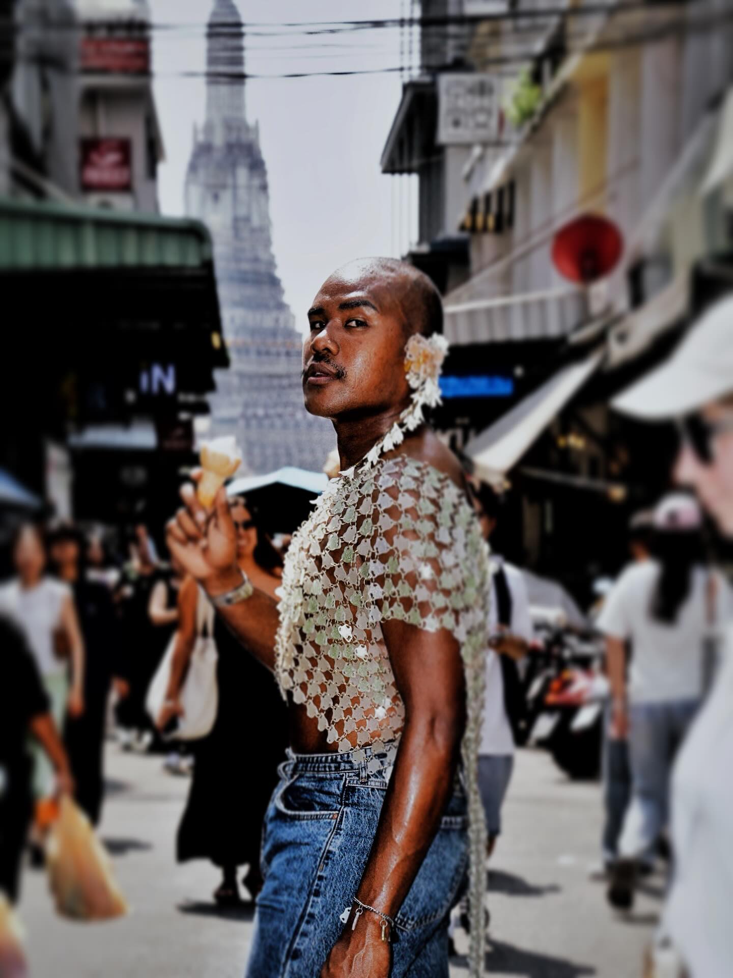 รัศมีแข ฟ้าเกื้อล้น