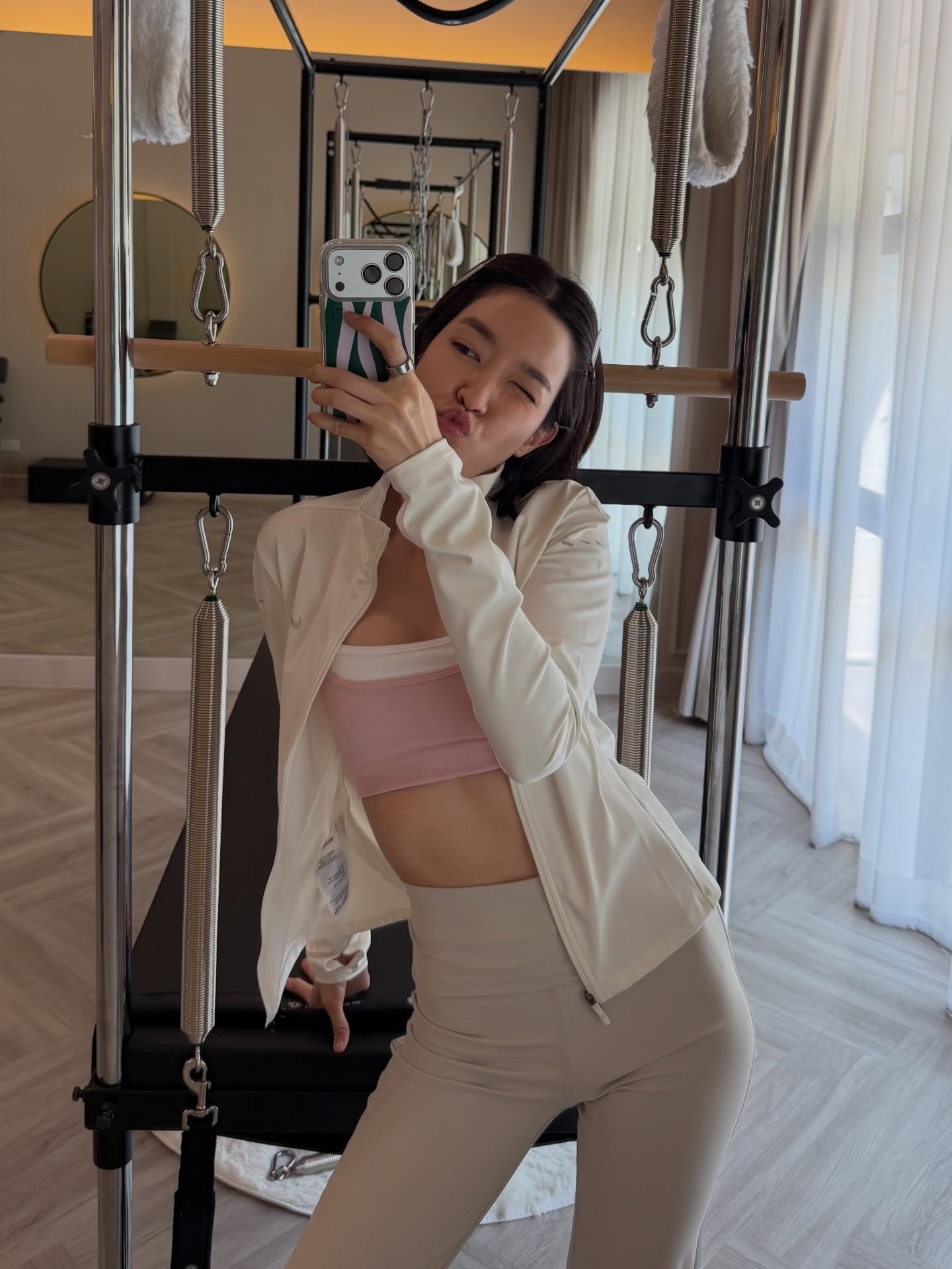 โม มนชนก