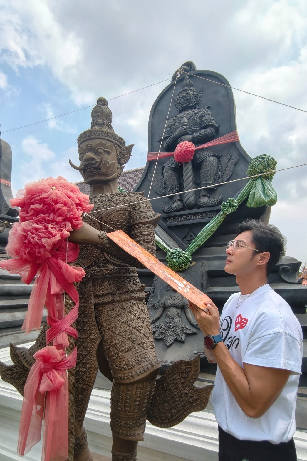คนบันเทิงแห่ขอพร ท้าวเวสสุวรรณ 