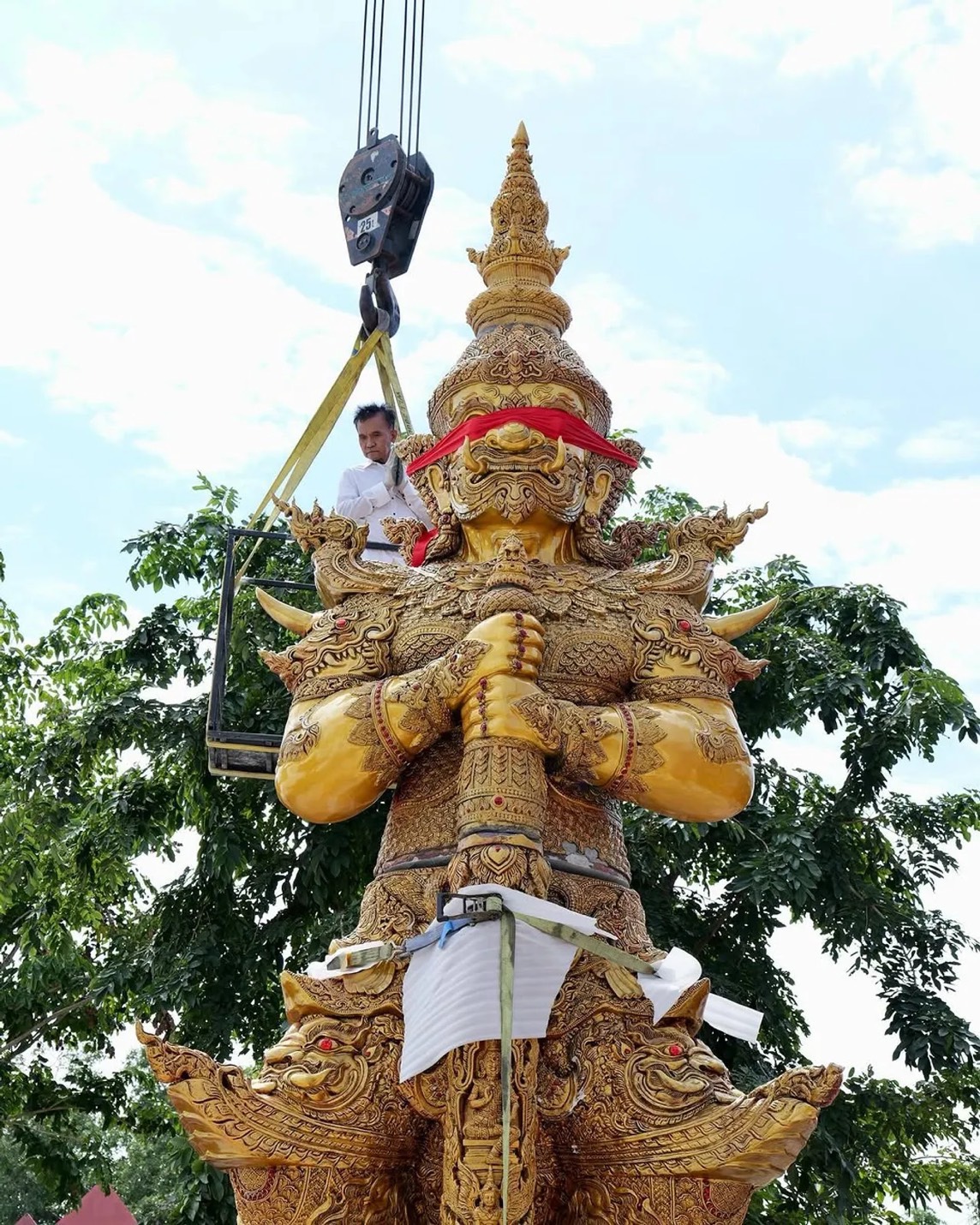 คนบันเทิงแห่ขอพร ท้าวเวสสุวรรณ 