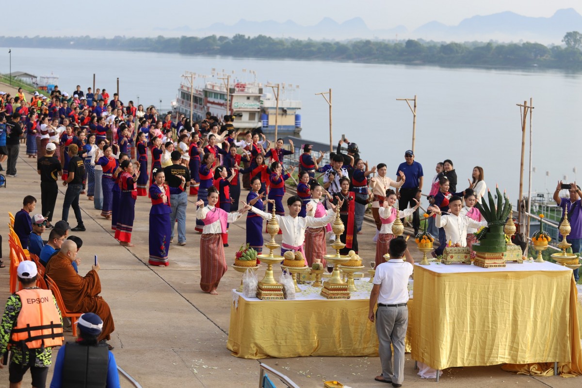 (มีคลิป)ขนลุกซู่ เจองูใหญ่ คล้ายพญานาค ลอยทวนน้ำโขง บวงสรวงตั้งคณะแพทยศาสตร์