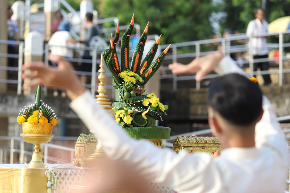 (มีคลิป)ขนลุกซู่ เจองูใหญ่ คล้ายพญานาค ลอยทวนน้ำโขง บวงสรวงตั้งคณะแพทยศาสตร์