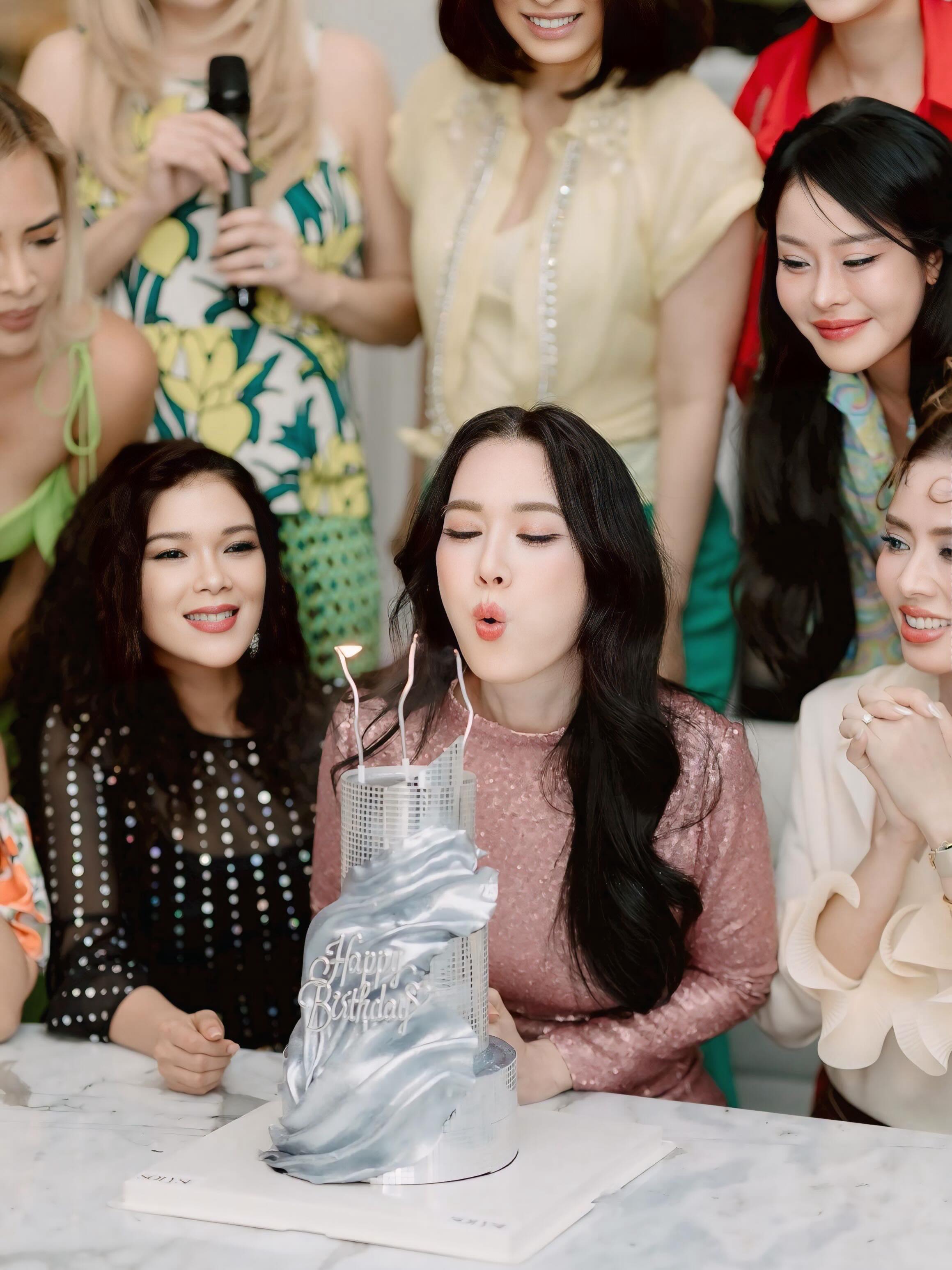เมย์ เฟื่องอารมย์