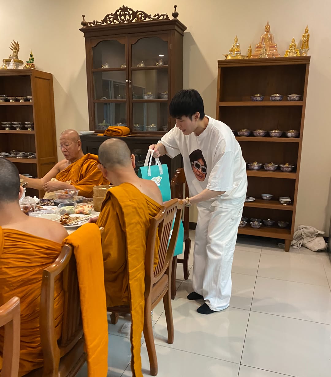 หน่อง ธนา