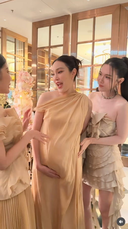 เมย์ เฟื่องอารมย์