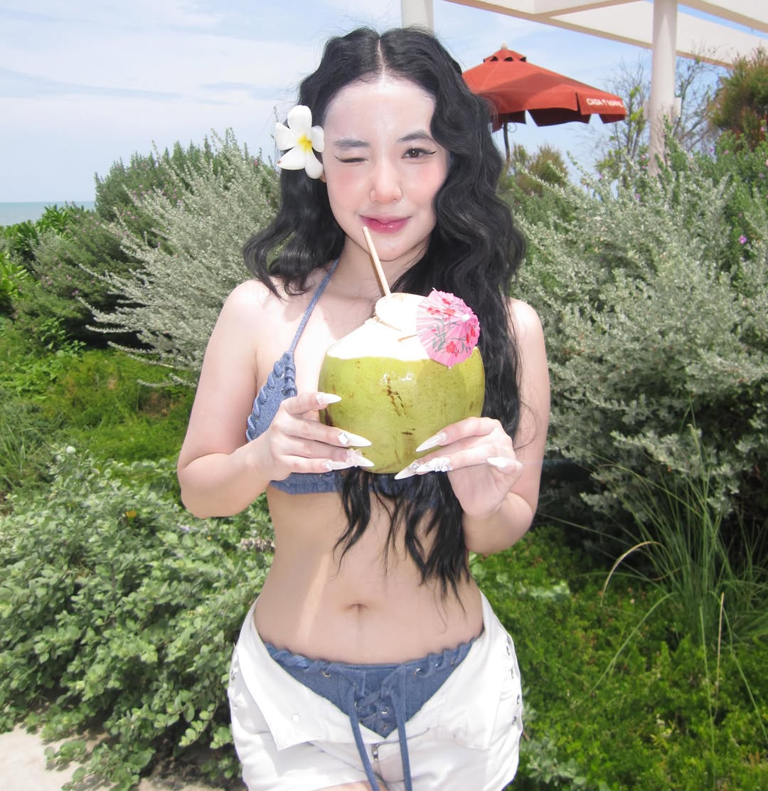 พลอย มงกุฎเพชร