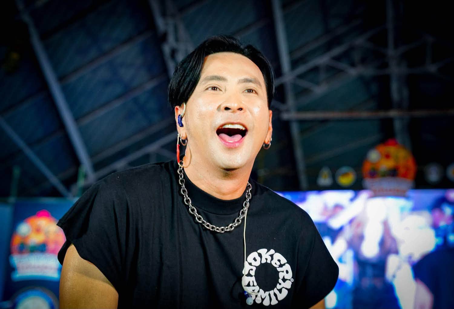 บอล เชิญยิ้ม