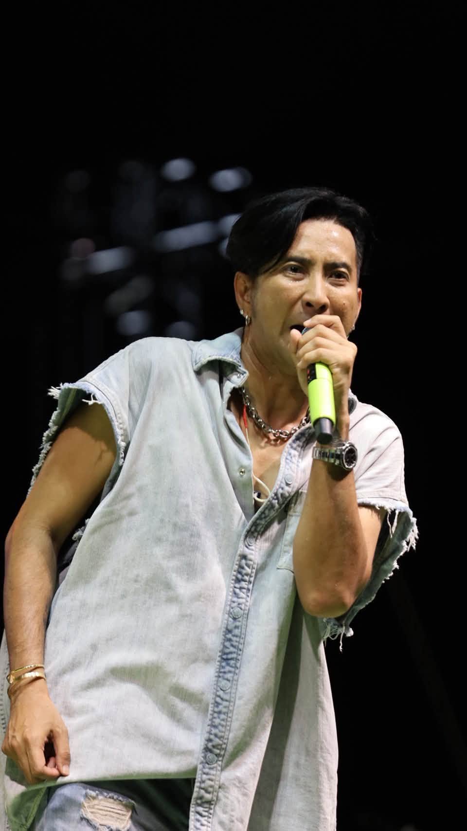 บอล เชิญยิ้ม
