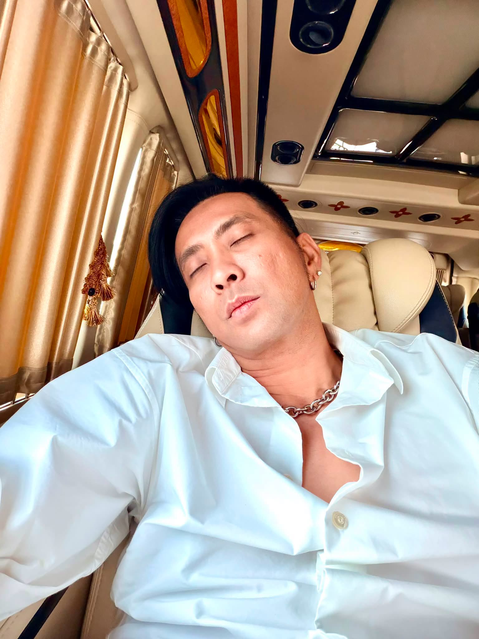 บอล เชิญยิ้ม