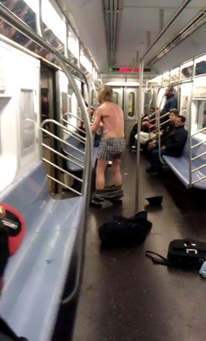 หนุ่มคลั่งแก้ผ้าในรถไฟใต้ดินนิวยอร์ก