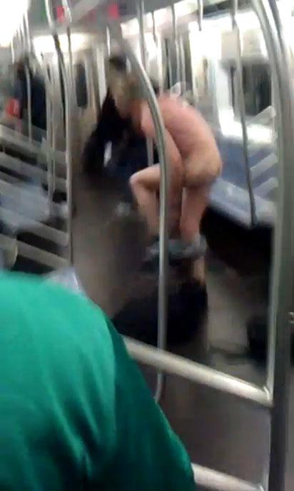 หนุ่มคลั่งแก้ผ้าในรถไฟใต้ดินนิวยอร์ก