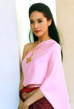 พลอย เฌอมาลย์ 