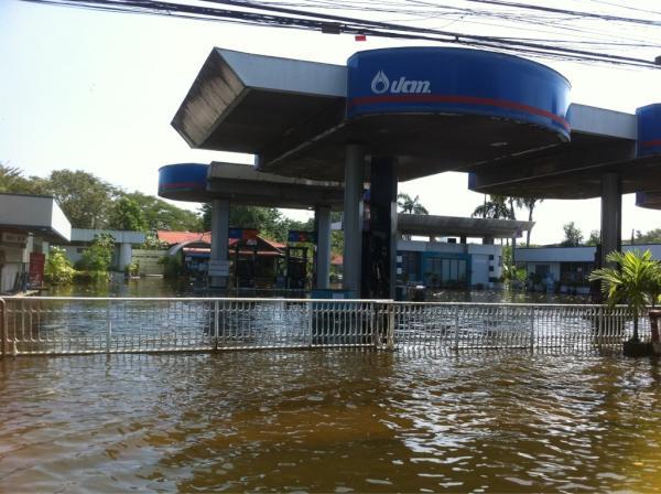 12.00น.ปั๊มปตท.ในมก. ปิดบริการเพราะน้ำท่วมสูง20ซม.
