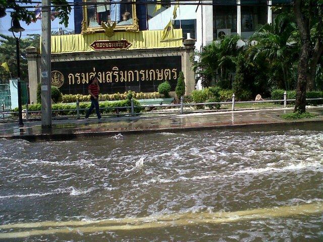 RT @Angie_VoiceTV ถนนพหลโยธิน ขาออก ตั้งแต่ป้ายรถประจำทางหน้าประตู ม.เกษตร ระยะทาง 50 เมตรมีน้ำท่วมถึงฟุตบาททุกช่องทาง