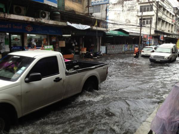 11.20 น. สุทธิสาร-รัชดา น้ำท่วม 20 ซม.