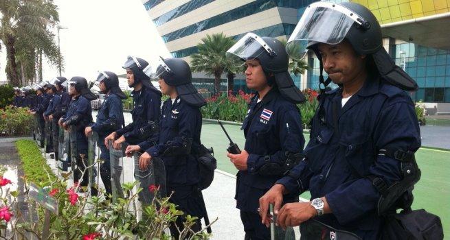 ตำรวจชุดปราบจราจลตรึงเข้มหน้าศาลรัฐธรรมนูญ