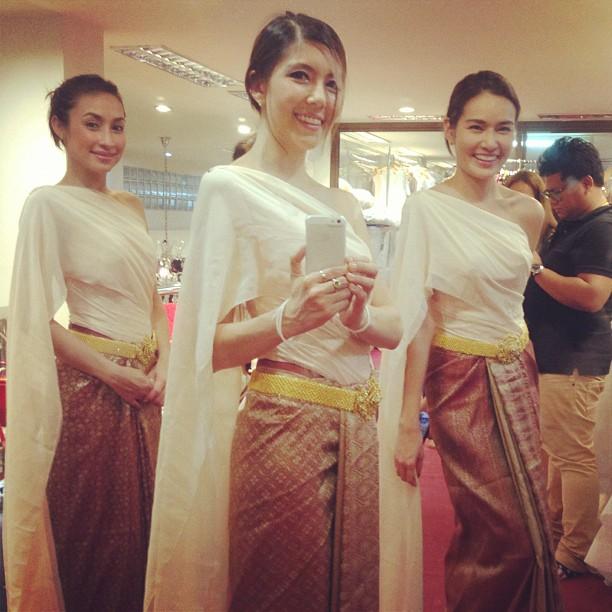ชุดเพื่อนเจ้าสาว งานหมั้น