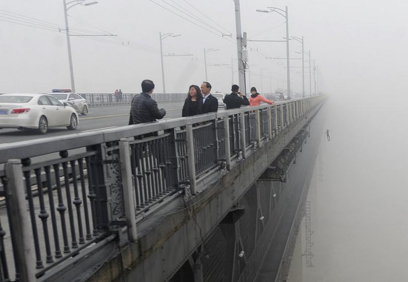 ภาพกระโดดสะพานตาย